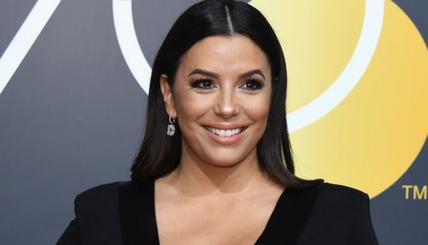 Borítókép: Micsoda belépő! Eva Longoria egy merész, testhez simuló ruhában mutatta meg hatalmas pocakját a Golden Globe-on