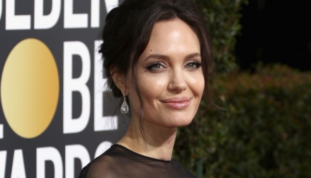Borítókép: Lemaradtunk valamiről? Angelina Jolie nagyon sármos kísérővel érkezett a Golden Globe-ra