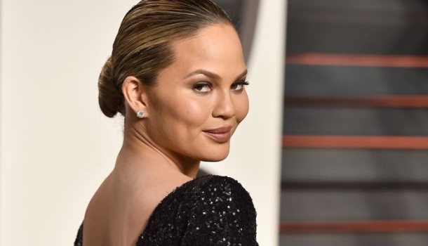 Borítókép: Csak egy játszótéri fotót posztolt, mégis kiakadtak Chrissy Teigenre a kommentelők – szerinted jogosan?