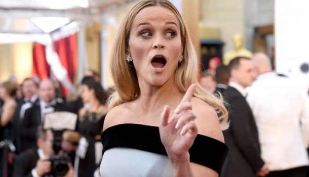 Borítókép: Riadó! Most akár te is licitálhatsz Reese Witherspoon ruhájára