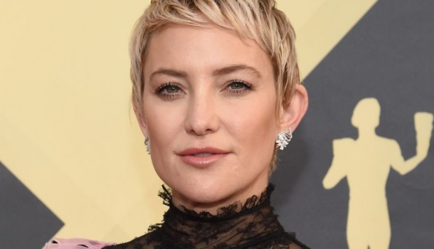 Borítókép: Kate Hudson évek óta nem viselt ilyen megosztó ruhát – avagy a SAG Awards legemlékezetesebb szettjei 