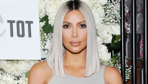 Borítókép: Kim Kardashian először lépett az utcára harmadik gyermeke születése után – FOTÓ