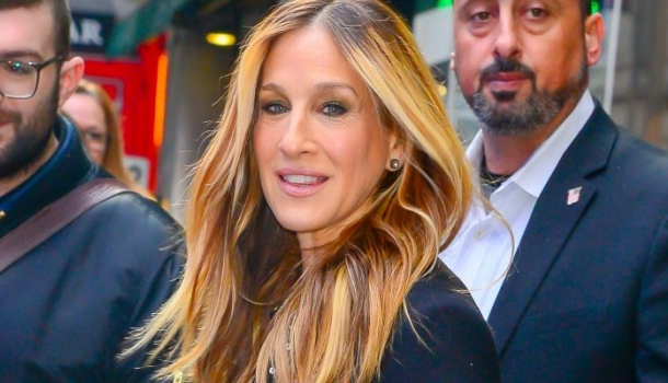 Borítókép: Tuti tipp! Íme Sarah Jessica Parker filléres stílustrükkje, ha unod már a fekete harisnyát