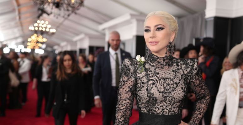 Ez ám az ékszer: Lady Gaga a Grammy-gálán villantotta meg eljegyzési gyűrűjét