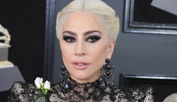 Borítókép: Lady Gaga ruhája be sem fért az ajtón! Avagy a legemlékezetesebb szettek a 60. Grammy vörös szőnyegéről
