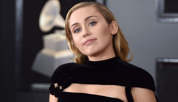 Borítókép: Te kiszúrod a képeken? Titkos üzenetet rejtett a legtöbb sztár outfitje az idei Grammy-n