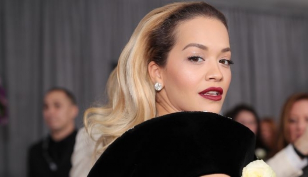 Borítókép: Rita Ora egy az egyben utánozta Angelina Jolie-t a vörös szőnyegen – FOTÓ