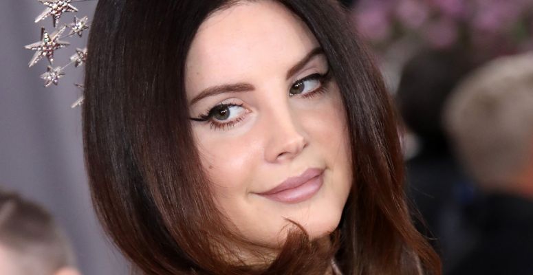 Lana Del Rey visszatért a vörös szőnyegre, és máris trendet teremt a kiegészítőjével – nézd csak!