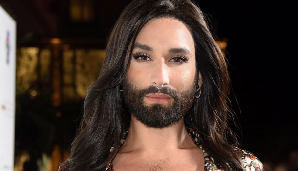 Borítókép: Nem semmi! Conchita Wurst magyar divattervező kreációjába bújt, és csodásan állt neki – FOTÓ