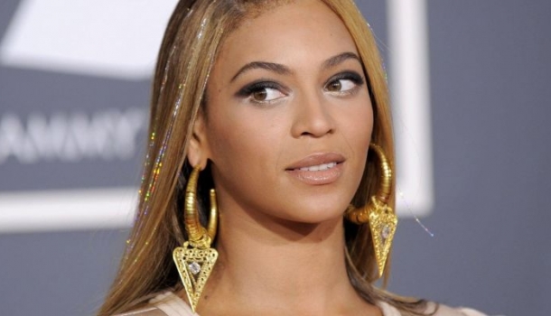 Borítókép: Tökéletesen elkapott pillanat! Így reagál az a szerencsés nő, aki mellett váratlanul elsétált Beyoncé