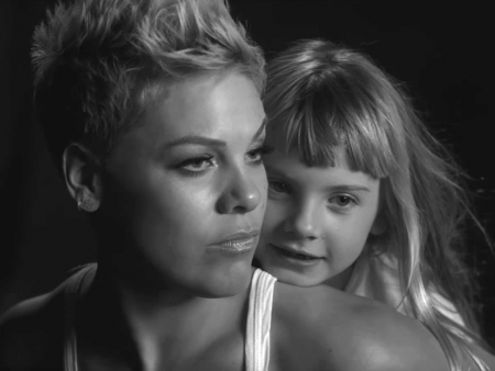 Borítókép: Nincs náluk cukibb! Pink 6 éves kislányának énekel legújabb videoklipjében