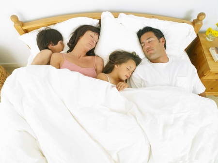 Borítókép: Jó-e az, ha velünk alszanak a gyerekek? – Gyermekpszichológus szakértőnk reflektál a szülők pro és kontra érveire