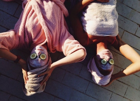 Borítókép: 6 házi praktika felpuffadt szemkörnyékre, ami tényleg használ