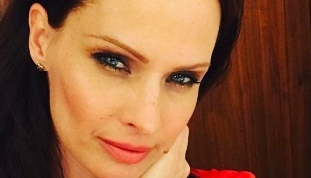 Borítókép: Dobó Kata smink nélkül is gyönyörű: ritkán mutatja meg így magát a színésznő, de most végre megtette!