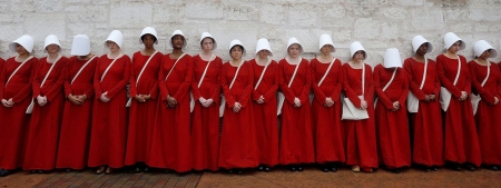Borítókép: 11 disztópikus (vagyis negatív társadalmakról szóló) regény, ami elrepít egy teljesen másik világba... Vagy pont ellenkezőleg? 
