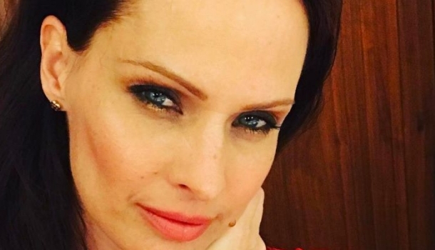 Borítókép: Dobó Kata smink nélkül is gyönyörű: ritkán mutatja meg így magát a színésznő, de most végre megtette!