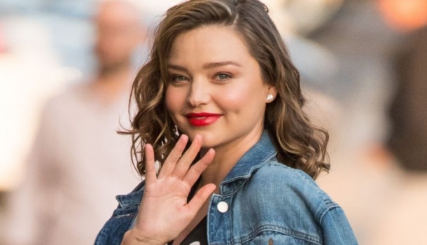 Borítókép: Megosztja a közvéleményt! Miranda Kerr terhesen sem tud lemondani erről a ruhadarabról