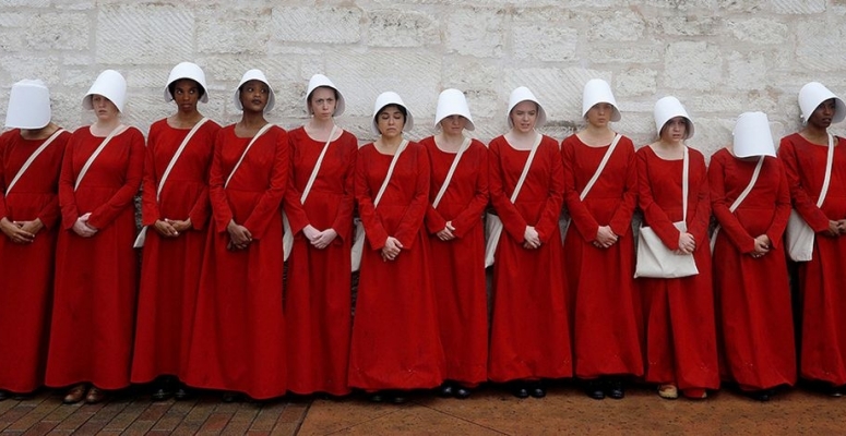 11 disztópikus (vagyis negatív társadalmakról szóló) regény, ami elrepít egy teljesen másik világba... vagy pont ellenkezőleg?