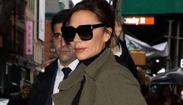 Borítókép: Erre még nem volt példa! Victoria Beckham olyat csinált a New York-i divathéten, amit még sosem láttál tőle – VIDEÓ