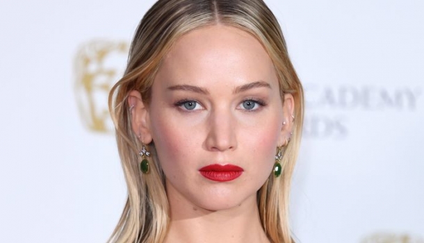 Borítókép: Te vagy az, Jennifer? Jennifer Lawrence göndör fürtökkel lépett a vörös szőnyegre, és angyalibb volt, mint valaha