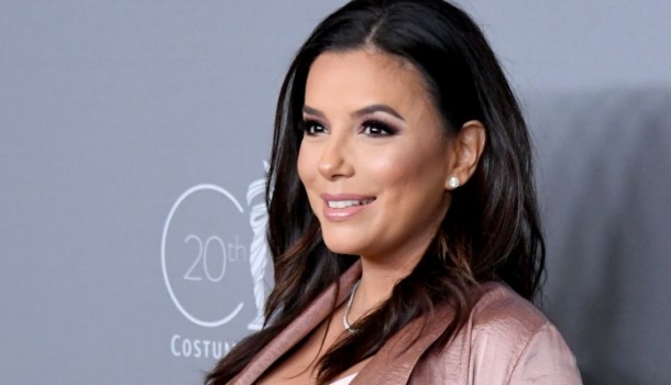 Borítókép: Ezt is bevállalta! Már hatalmas a pocakja, Eva Longoria mégis egy szexis hálóingben ment gálázni