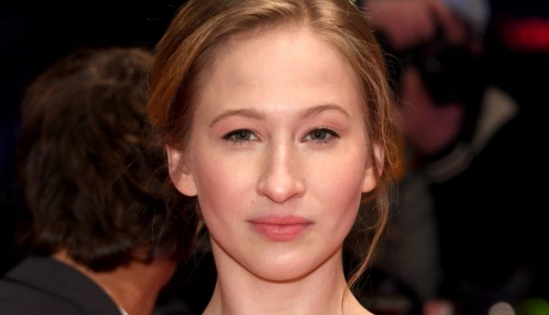 Borítókép: Hatalmas büszkeség: Tenki Réka kiragyogott a sztárok közül a Berlinale vörös szőnyegén