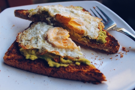 Borítókép: Laktató, egészséges reggeli 5 perc alatt: avokádós toast