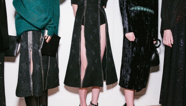 Borítókép: Megszületett a világ legrondább cipője? A londoni divathéten mindenkit sokkolt ez a csúnyaság – FOTÓK