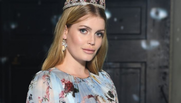 Borítókép: Ő lesz a királyi család első szupermodellje? Diana hercegnő unokahúga a Dolce & Gabbana divatbemutató kifutóján vonult