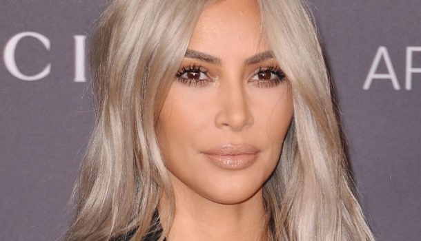 Borítókép: Eddig ciki volt, de Kim Kardashian most újra divatba hozza ezt a hajba valót