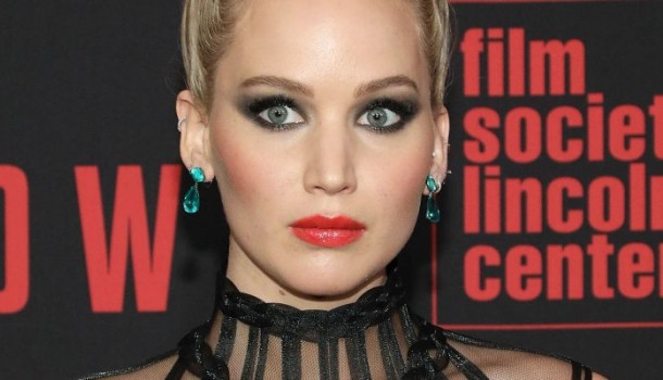 Borítókép: Ajjaj! Jennifer Lawrence nagyon kínos helyzetbe került a ruhája miatt a vörös szőnyegen – FOTÓK
