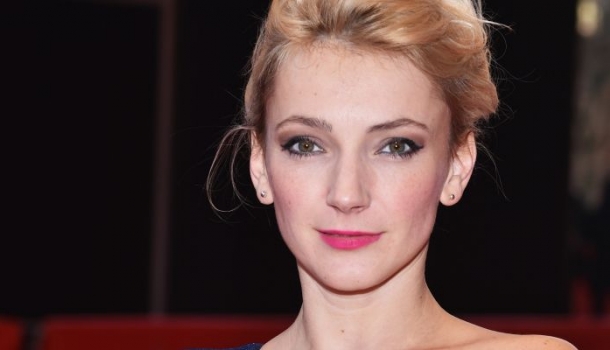 Borítókép: Neked hogy tetszik? Ebben a ruhában lép majd Borbély Alexandra az Oscar vörös szőnyegére