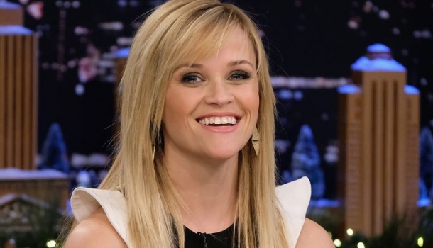 Borítókép: A hét videója: Reese Witherspoon nem volt elégedett a takarítással, így lepucolta a saját csillagát a hírességek sétányán