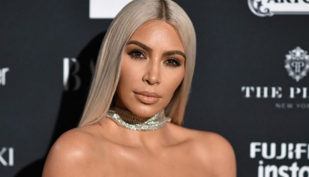 Borítókép: Kim Kardashian megvádolta az egyik legnagyobb párizsi divatházat, hogy másolja a férjét - szerinted igaza van?