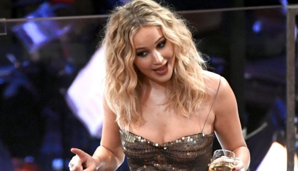 Borítókép: Nem százas ez a nő! Jennifer Lawrence olyat csinált az Oscaron, amilyet még sztártól nem láttál - FOTÓ