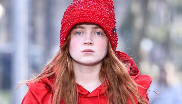 Borítókép: Ő a divatvilág új üdvöskéje! A Stranger Things fiatal színésznője a párizsi divathét kifutóján debütált