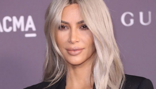 Borítókép: Te is kíváncsi voltál rá, ugye? Kim Kardashian megmutatta a béranyát, aki kihordta harmadik gyermekét