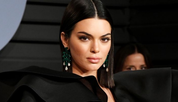 Borítókép: Na ez már sokk! Kendall Jenner a világ legrövidebb ruhájában érkezett az Oscar afterpartyjára