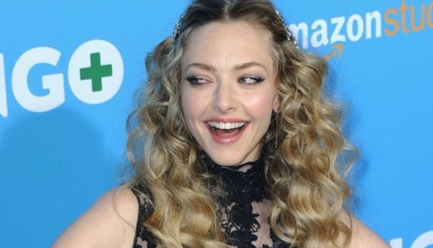 Borítókép: Amanda Seyfried most bebizonyította, hogy egy H&M ruhában is lehet valaki lehengerlő a vörös szőnyegen - FOTÓ