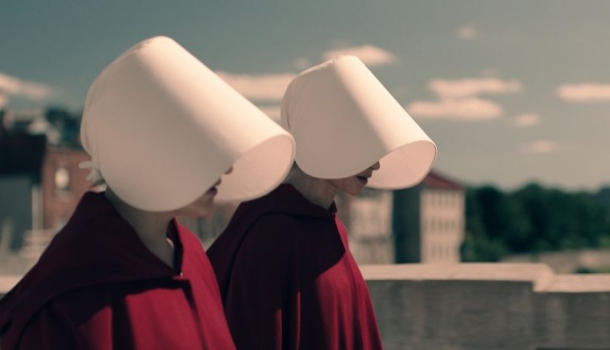 Borítókép: Itt A szolgálólány meséje második évadának új előzetese, amelynek láttán alig bírod már ki a premierig 