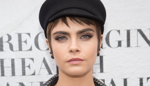 Borítókép: Trendjelentés: Pár éve mindenki imádta, most pedig újra divatba jön ez a fülbevaló