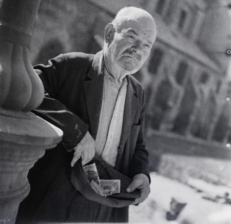 Borítókép: Egy férfi kiszáll szabálytalanul parkoló terepjárójából, odamegy egy hajléktalanhoz és felrúgja a kalapját