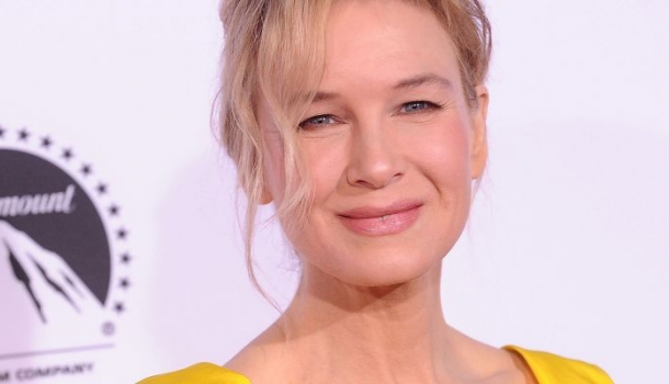 Borítókép: Itt van az első fotó! Renée Zellweger szó szerint felismerhetetlen lesz új filmjében, és nem a plasztikai műtétek miatt