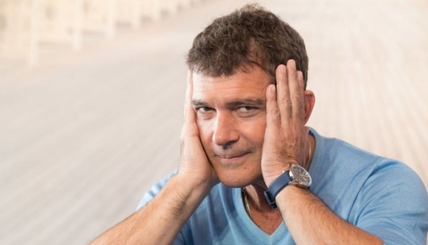 Borítókép: Te jó ég! Antonio Banderas kopasz lett, és már szemöldöke sincs!