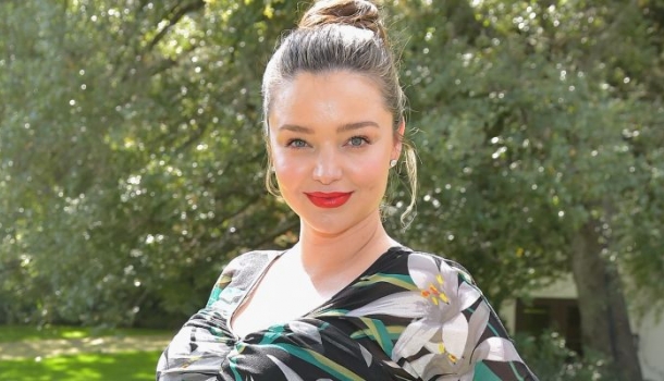 Borítókép: Egyre nagyobb Miranda Kerr pocakja: Cuki kismamafotók!