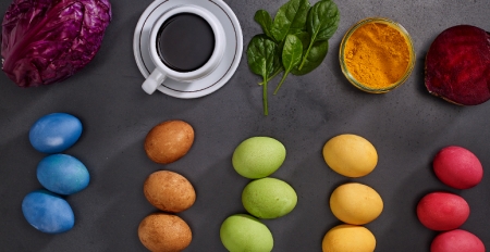 Borítókép: A természet színeivel: tojásfestés konyhai hozzávalók segítségével