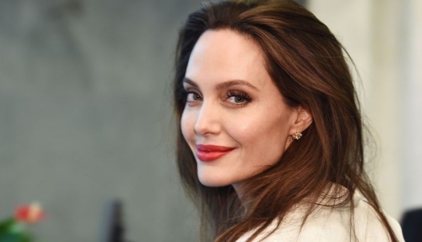 Borítókép: Itt a bizonyíték, hogy Angelina Jolie-nál stílusosabban senki sem jár bevásárolni