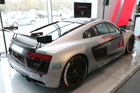 Borítókép: A világon a legfiatalabb, GT-szériában szereplő női pilótaként, közel 500 lóerős versenyautóval áll rajthoz Keszthelyi Vivien