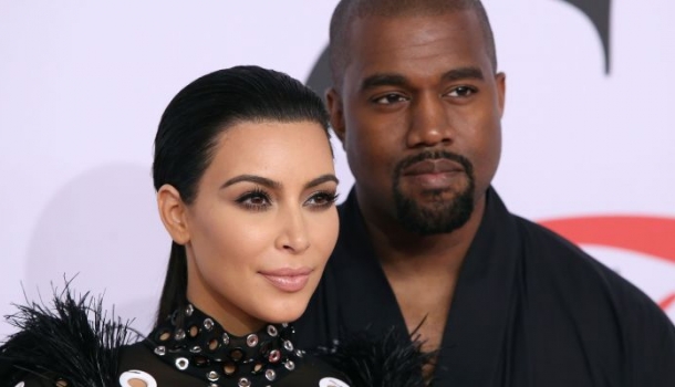 Borítókép: Már nagyon vártuk! Kim Kardashian végre megosztotta az első családi fotót, amin harmadik gyerekük is látható