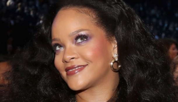 Borítókép: Rihanna bemutatja: na ilyen, amikor tényleg előnytelen egy ruha